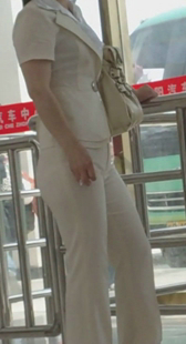 又翘又紧的白裤少妇