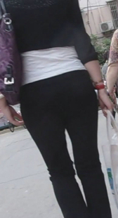 街拍圆臀黑裤少妇