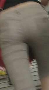 街拍美少妇身材好屁股大