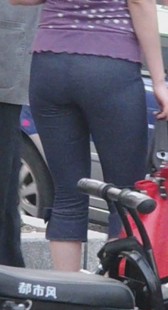 跟拍成熟少妇清楚内痕紧