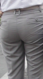 街拍灰裤高挑圆臀少妇