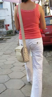 街拍布裤少妇有点瘦