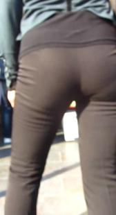 跟拍黑臀成熟少妇