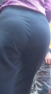 近距离跟拍黑裤大臀少妇