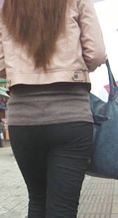 跟拍黑裤紧身少妇