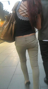 街拍黄裤小妹身材好还纹身