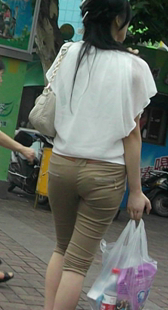 街拍黄裤紧身小妹