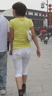 街拍白裤小情侣