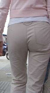 街拍灰裤大臀少妇