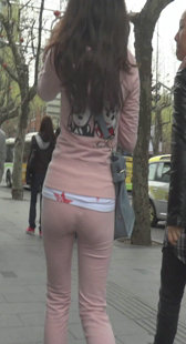 街拍粉裤小妹，紧身内痕