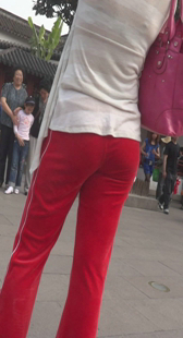 街拍红裤重口味少妇