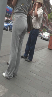 街拍少妇站着都夹不紧