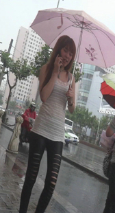 黄发紧身皮裤小妹