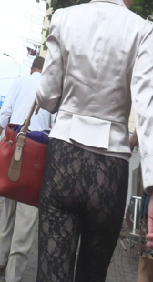 少妇穿着有点奇怪