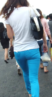 街拍紧身小妹真性感