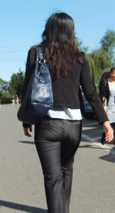 街拍布裤小少妇光线好