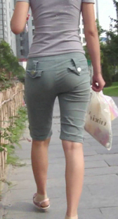 布裤小少妇走路真会扭