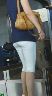 白裤紧身圆臀少妇