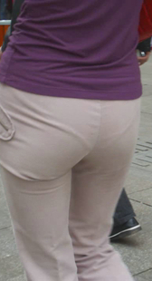 街拍紧身布裤少妇内痕清晰