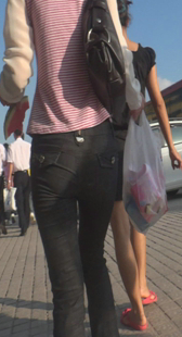 圆臀布裤紧身少妇