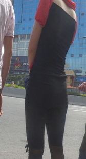 少妇站着的时候脚都张这么开