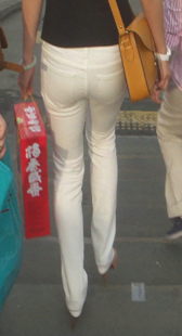 白裤圆臀紧身少妇光线好