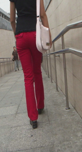 紧身圆臀红裤少妇