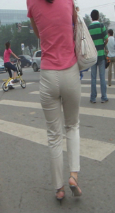 街拍布裤少妇臀变形