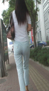 布裤少妇走路好会扭