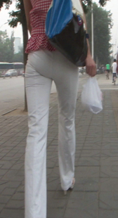 街拍高挑紧身小少妇