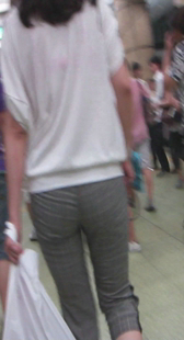 街拍紧身圆臀少妇