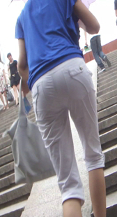 街拍圆臀布裤上楼梯