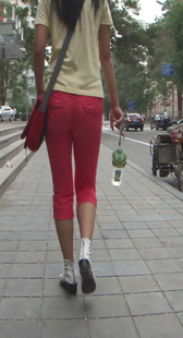 街拍红裤小少妇