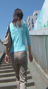 紧身小少妇上楼梯