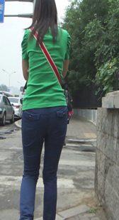 街拍蓝牛紧臀小少妇