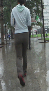 灰裤紧身圆臀少妇