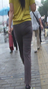 街拍紧身灰布裤小少妇