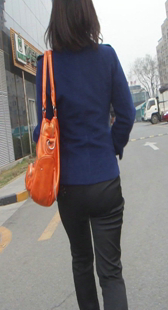 街拍黑裤紧身少妇