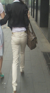 街拍两个小少妇受不了