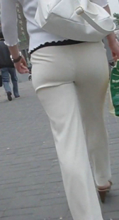 长时间跟拍白裤紧身翘臀OL少妇