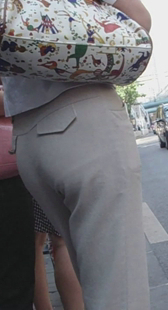 近距离跟拍圆臀少妇