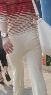 长时间跟拍白裤风韵少妇