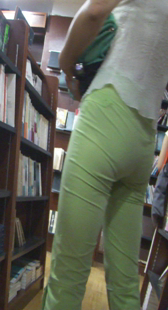 书点包臀绿裤少妇