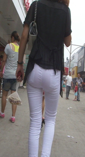 圆臀白裤紧身少妇