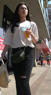 街拍紧身黑裤美女
