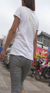 两大布裤美女你喜欢哪个