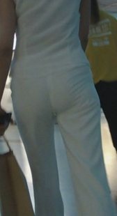 街拍白裤透明小少妇