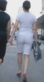 街拍白裤少妇软绵绵