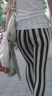 长时间跟拍花纹裤子少妇