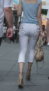 长时间跟拍高挑OL美少妇内痕清晰